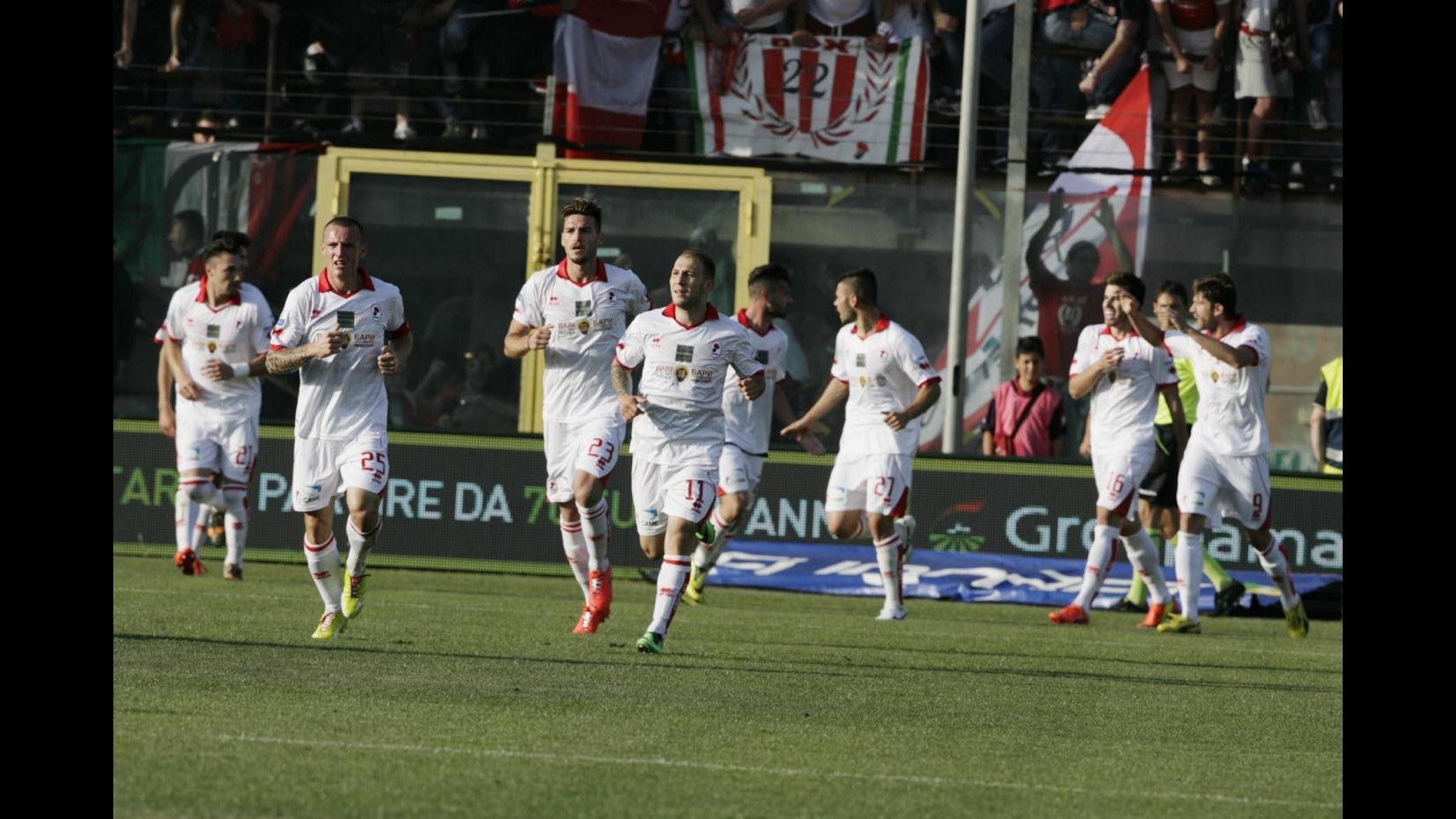 Serie B, playoff: 3-0 a Crotone, Bari vola in semifinale con Latina
