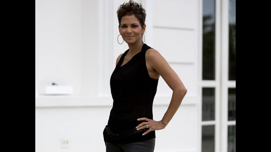 Halle Berry: Sono incinta, e allora? Non smetto di lavorare