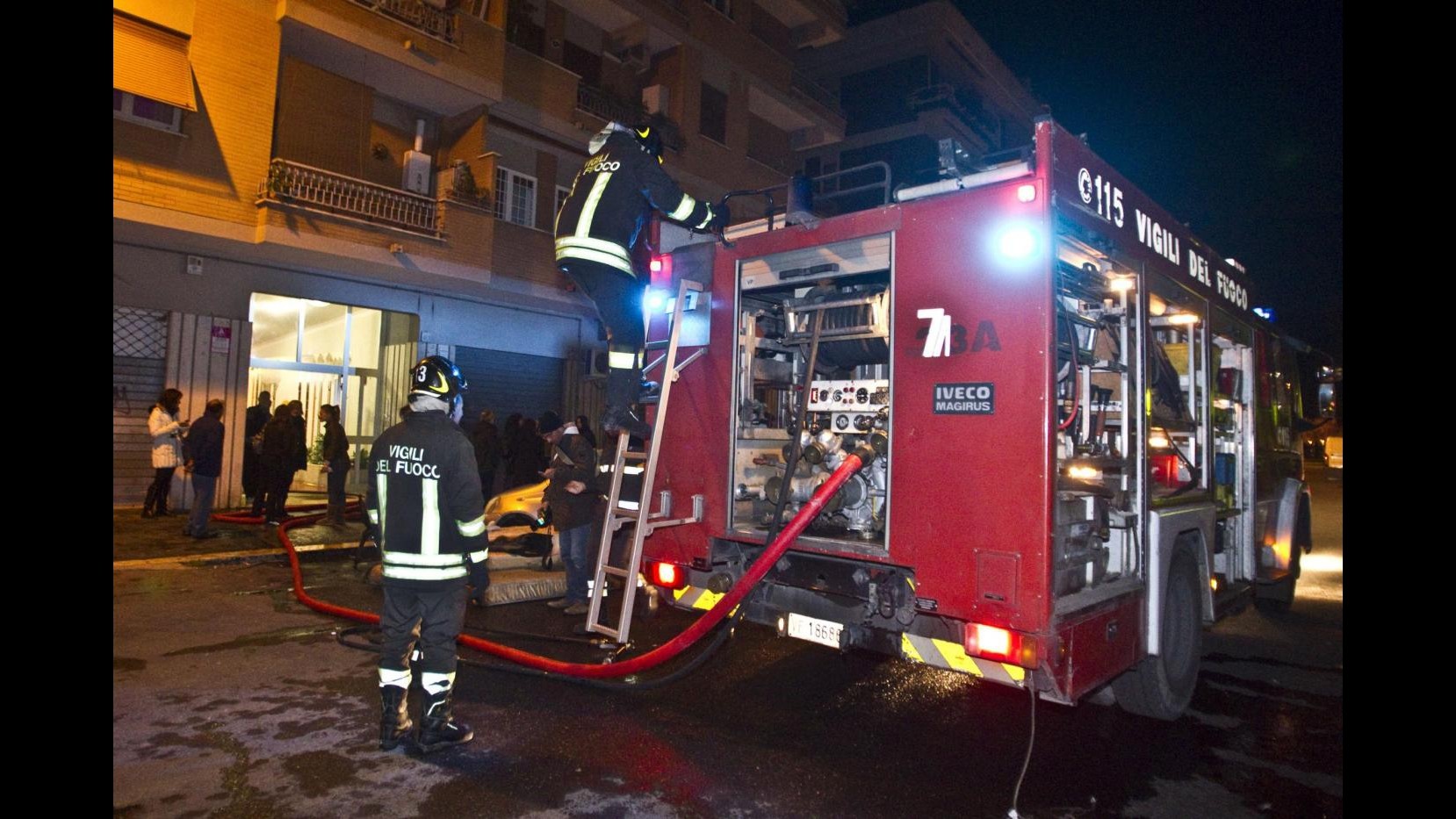 Incendio in garage a Roma: auto prende fuoco, sul posto soccorsi