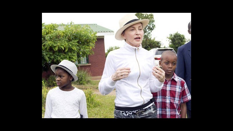Malawi, governo contro Madonna: Non siamo obbligati a trattarla da vip