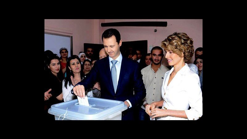 Siria, Assad vota in seggio di Damasco con la moglie Asma