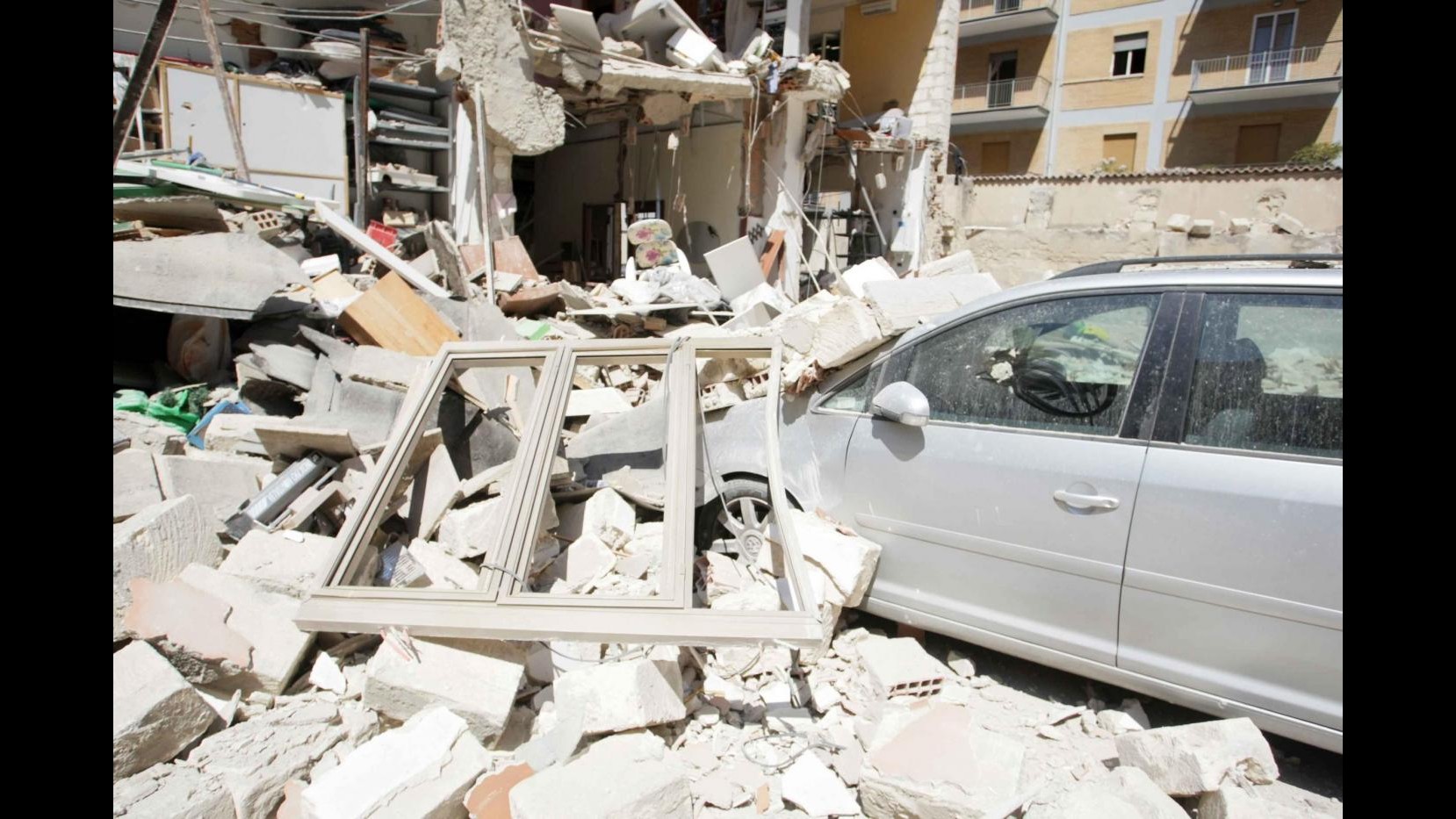 Foggia, esplode palazzina: due morti e 4 feriti, salvo un bimbo