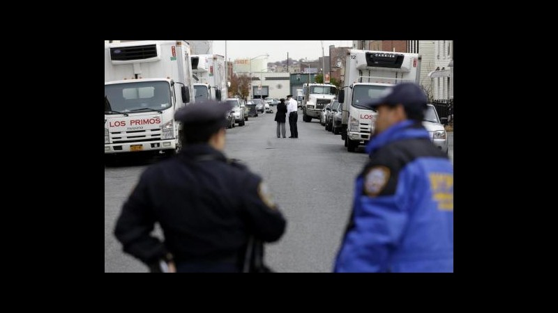 Usa, 2 bimbi accoltellati in ascensore a New York: uno è morto, l’altro gravissimo