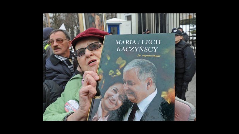 Polonia, protesta a Varsavia: Putin dietro schianto aereo Kaczynski
