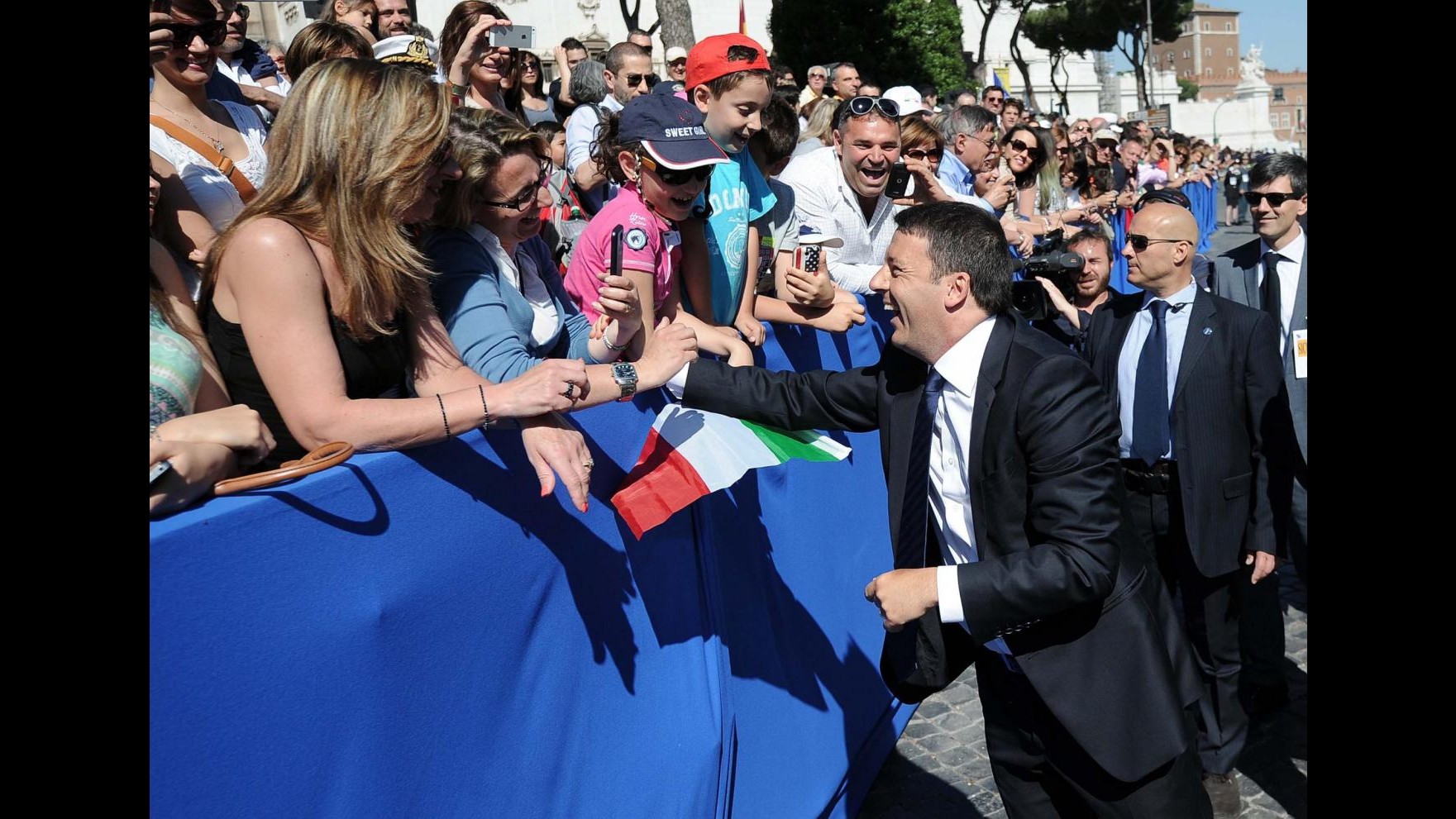 2 giugno, Renzi si toglie cravatta: selfie e applausi tra la folla