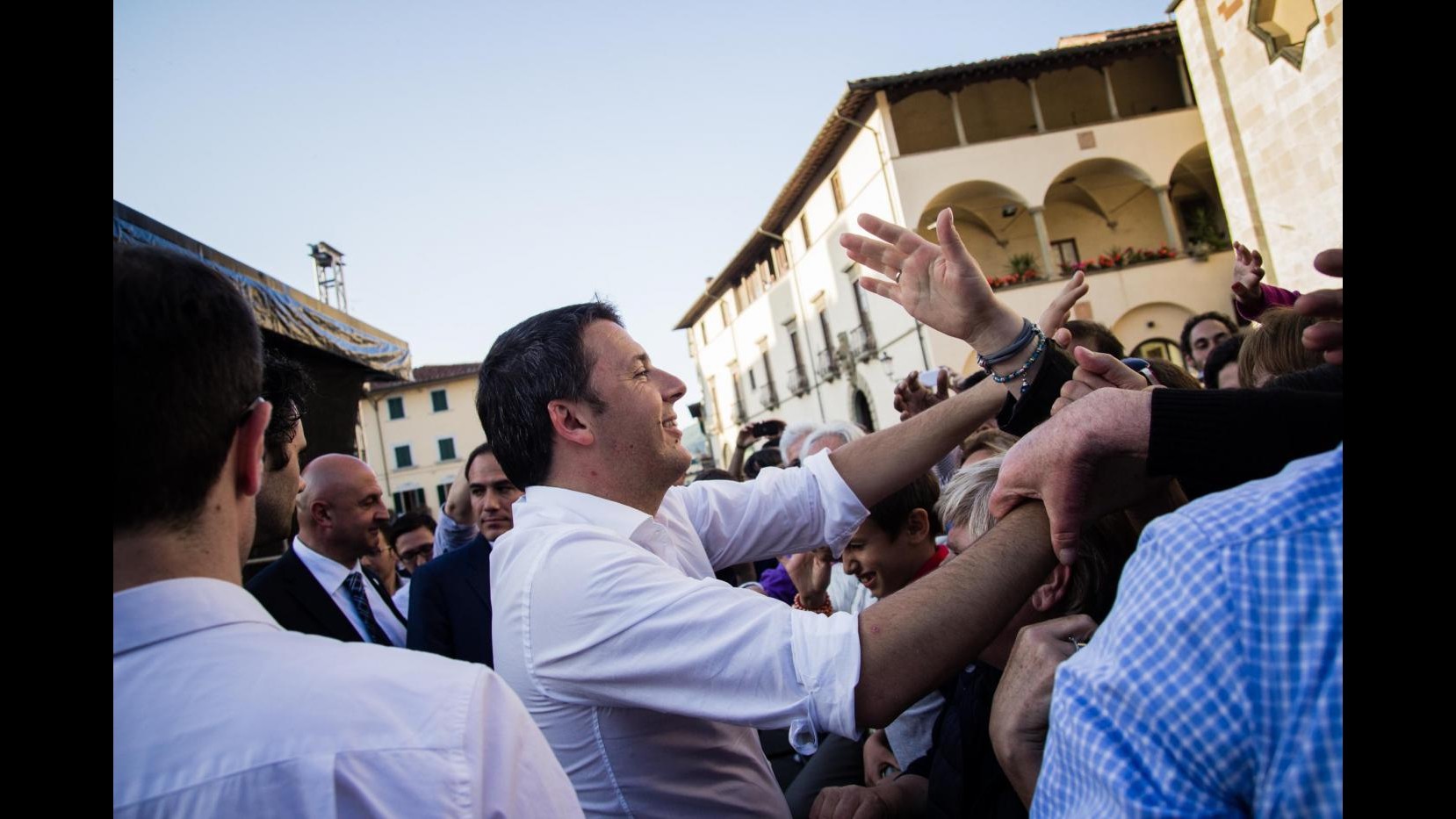 2 giugno, cittadini a Renzi: Facce sognà come la Roma. Lui: Teniamo duro