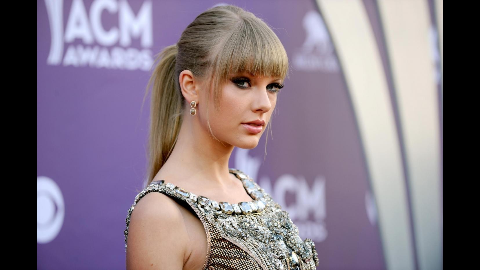 Taylor Swift esce con un surfista hawaiano