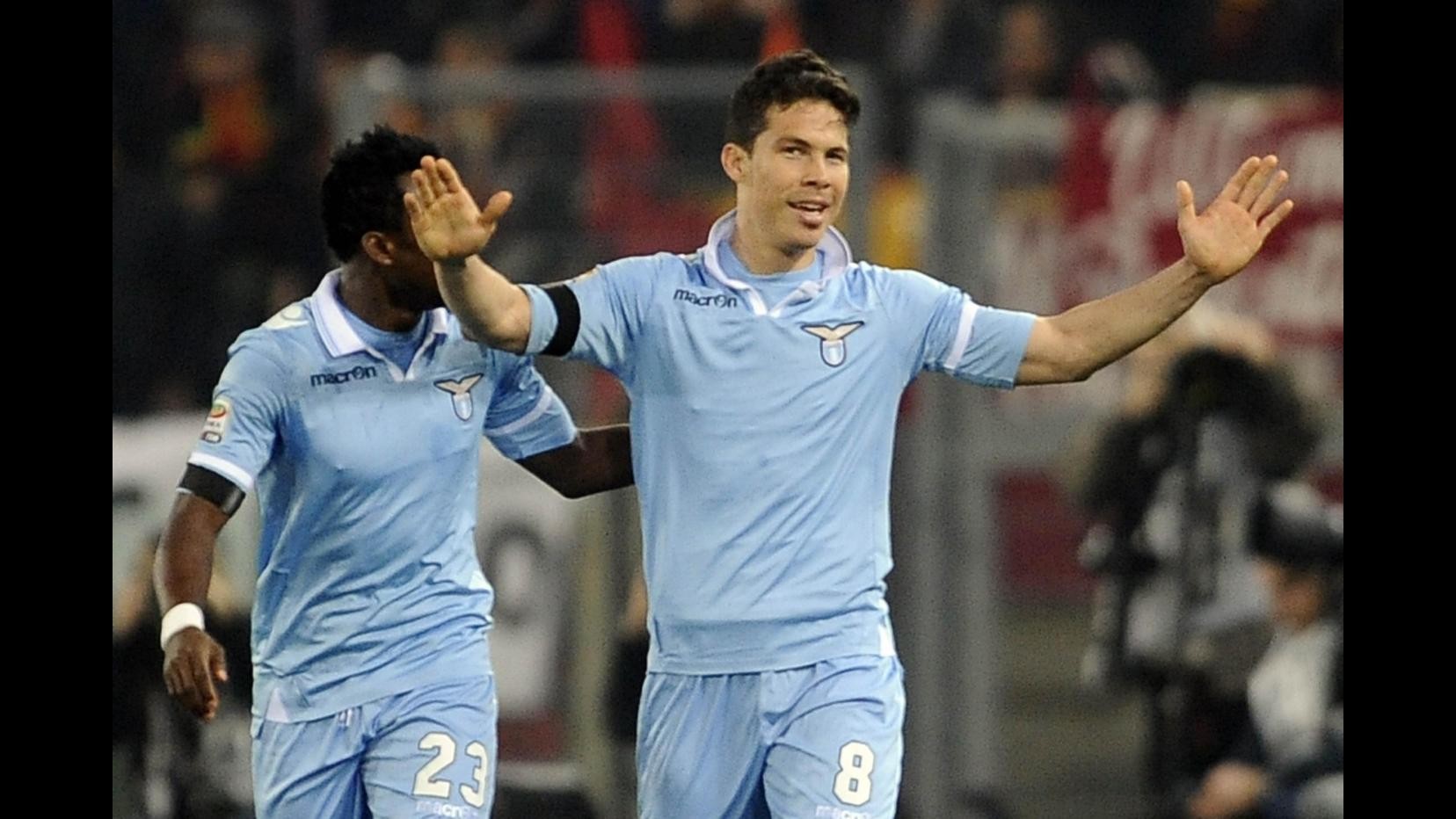Serie A, Roma-Lazio 1-1 nel derby: Totti replica ad Hernanes