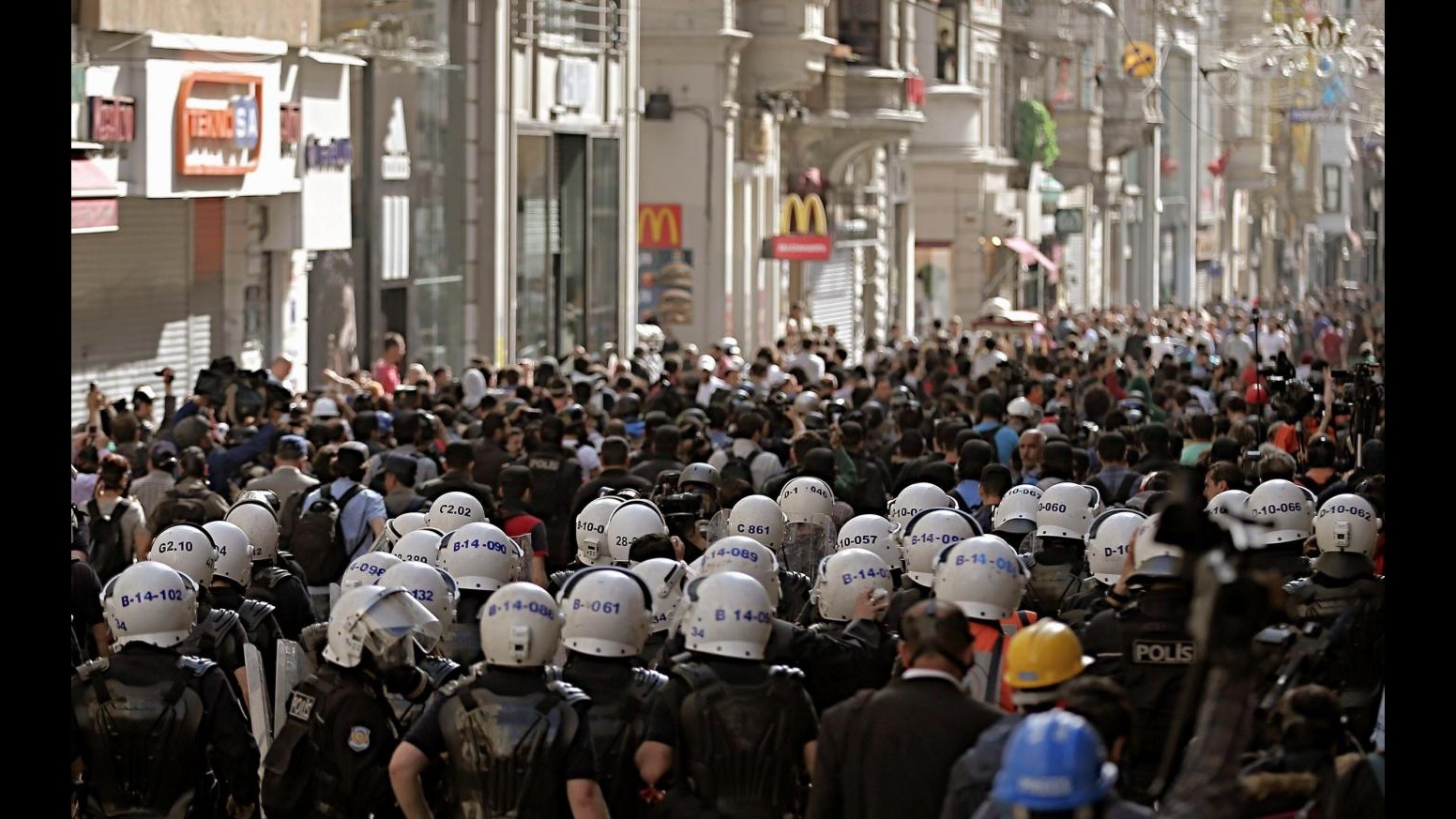 Turchia, polizia usa lacrimogeni e cannoni acqua per respingere folla