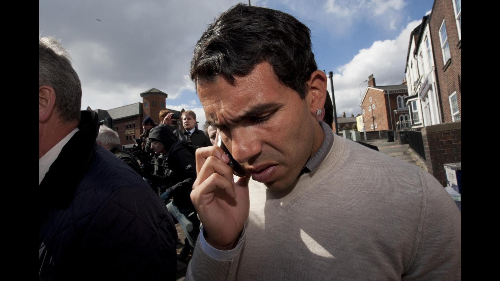 Tevez si presenta in Porsche al primo giorno servizi sociali