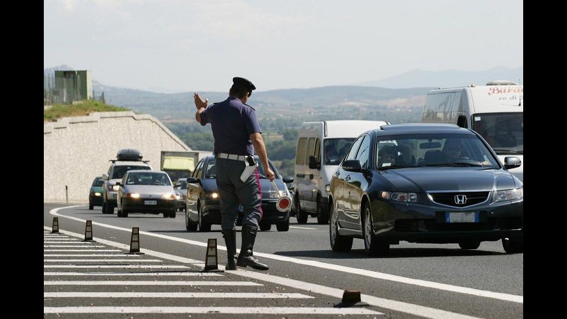 Rapina milionaria sull’A9, assaltati con kalashnikov due portavalori