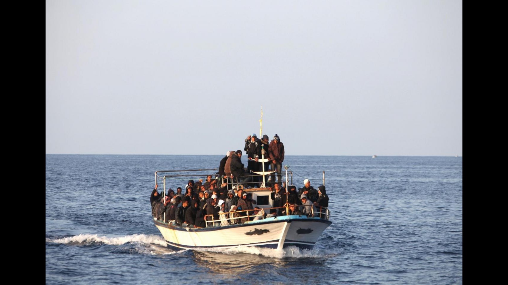 Sbarchi, guardia costiera Pozzallo scorta in porto 210 migranti