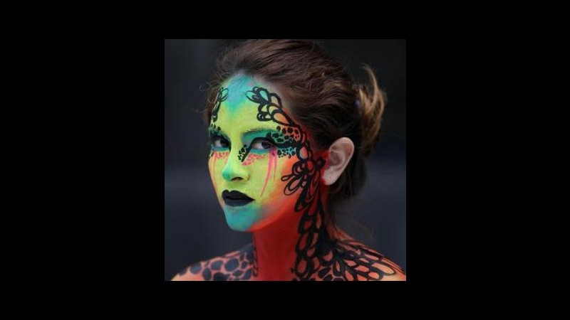Messico, code al festival funambolico:tutti pazzi per il body painting