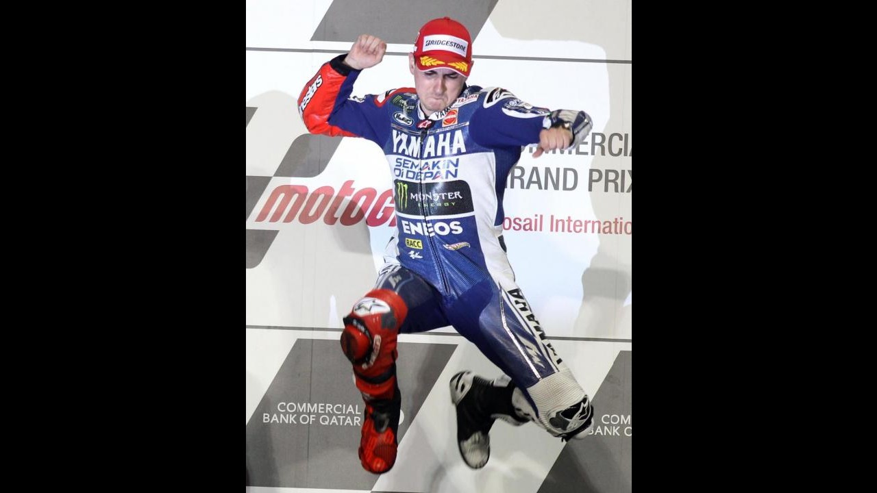 MotoGp, doppietta Yamaha in Qatar: trionfo Lorenzo ma Rossi c’è, secondo