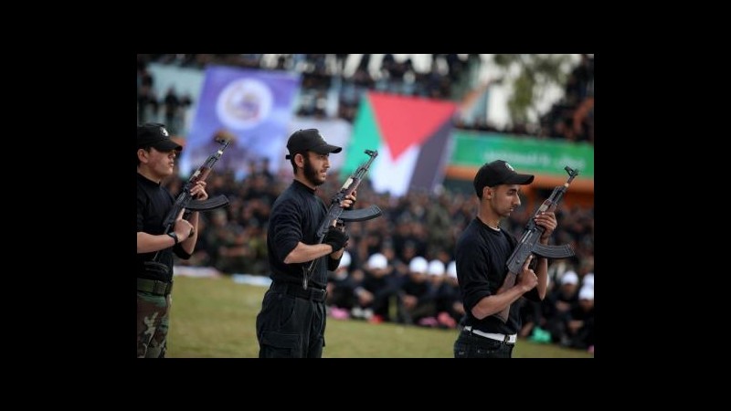 Gaza, polizia rasa a zero la testa ai capelloni: ‘Siete indecenti’