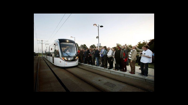 Regno Unito, a Edimburgo tornano tram dopo 60 anni, polemica su costi