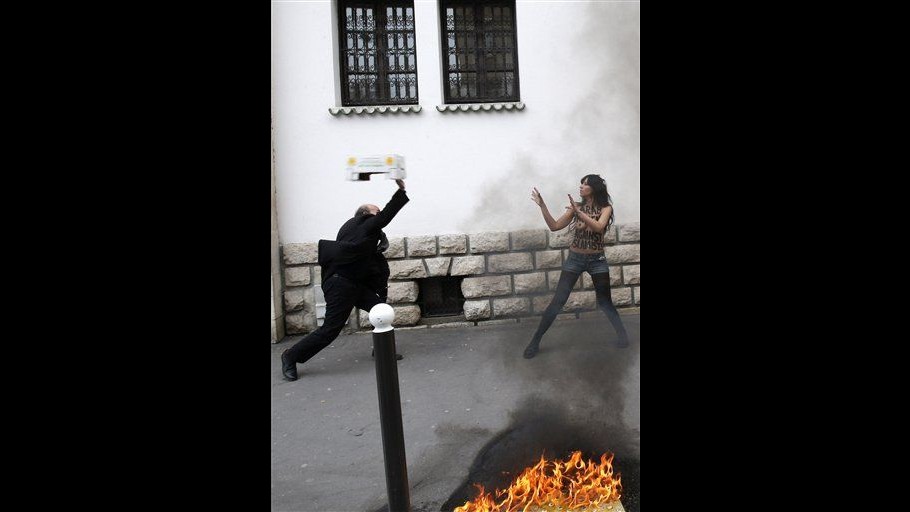 Amina Tyler, la femen tunisina: Temo per la mia vita, fuggirò