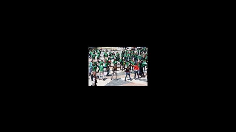 Flash mob Folletto a Lisbona, 600 italiani con aspirapolvere in piazza