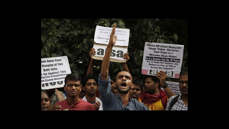 India, premier Uttar Pradesh deride domande reporter su stupro ragazze