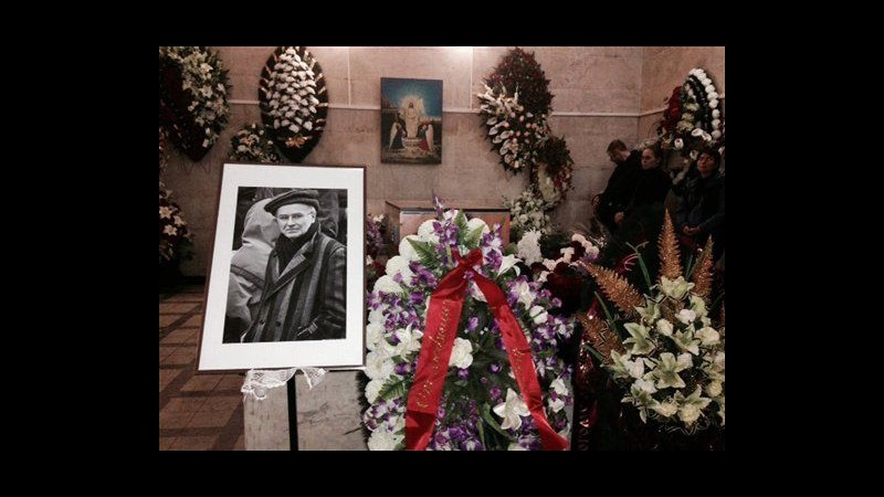 Ucraina, celebrato a Mosca funerale interprete ucciso con Rocchelli