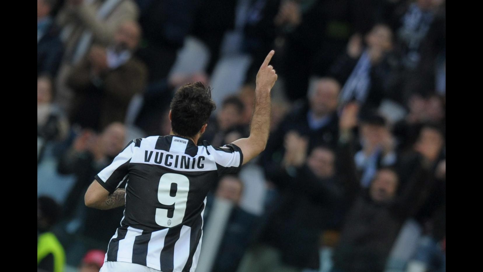 Doppio Vucinic lancia Juve: a Pescara non basta Pelizzoli, è 2-1