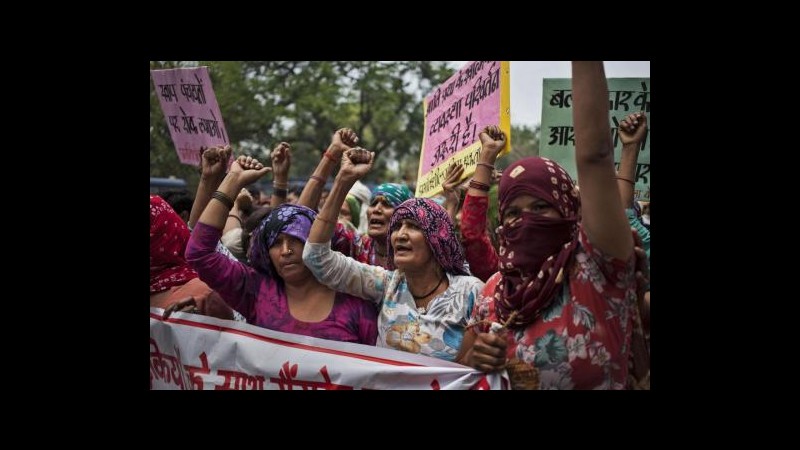 India, donna non ritira denuncia di stupro figlia: picchiata, è grave