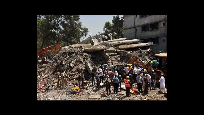 India, sono 72 i morti per crollo di palazzo a Mumbai, 17 i bambini