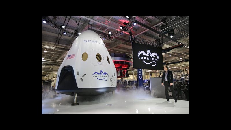 Spazio, SpaceX presenta navetta riutilizzabile con equipaggio