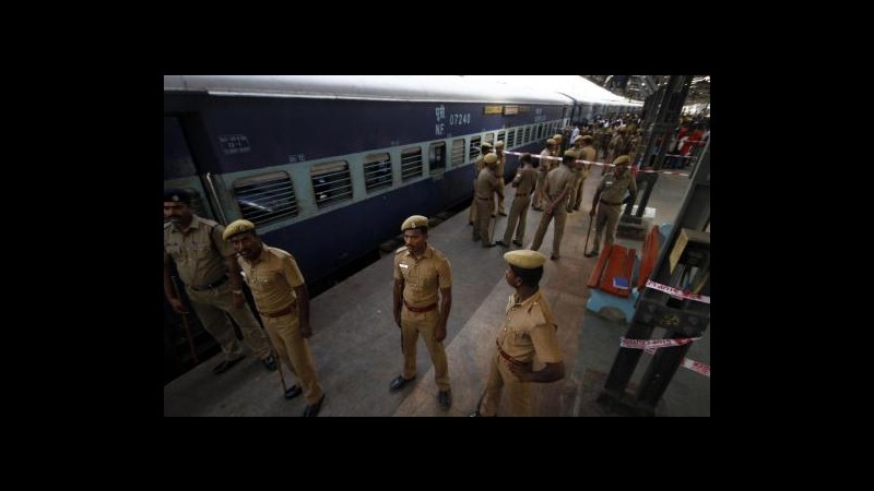 India, donna muore travolta da treno: spinta fuori da controllore