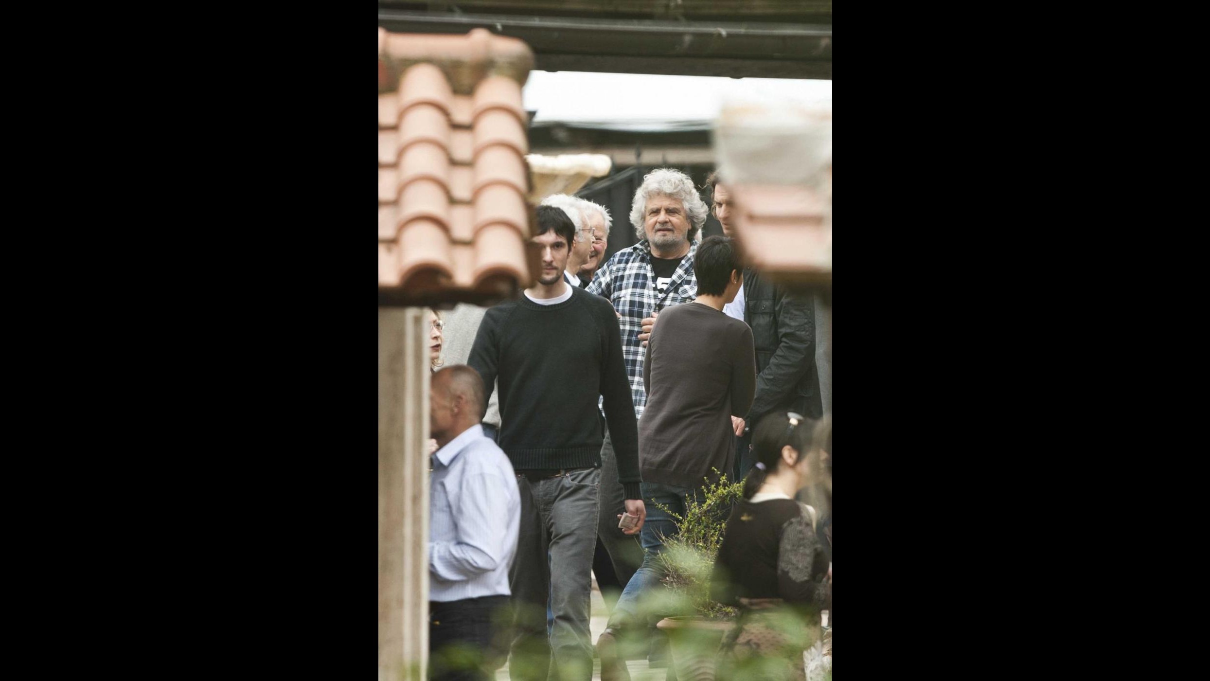 Grillo a incontro con i suoi: Condivisione, sono altri che si dividono non noi