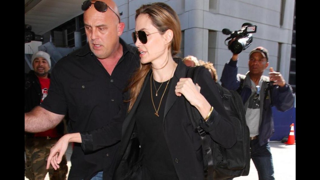 Angelina Jolie devolve 200mila dollari per istruzione donne in Pakistan