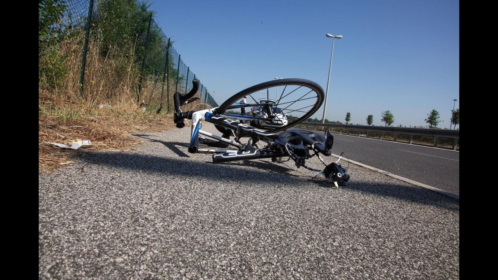 Torino, investe ciclista e scappa: in corso ricerche dei vigili