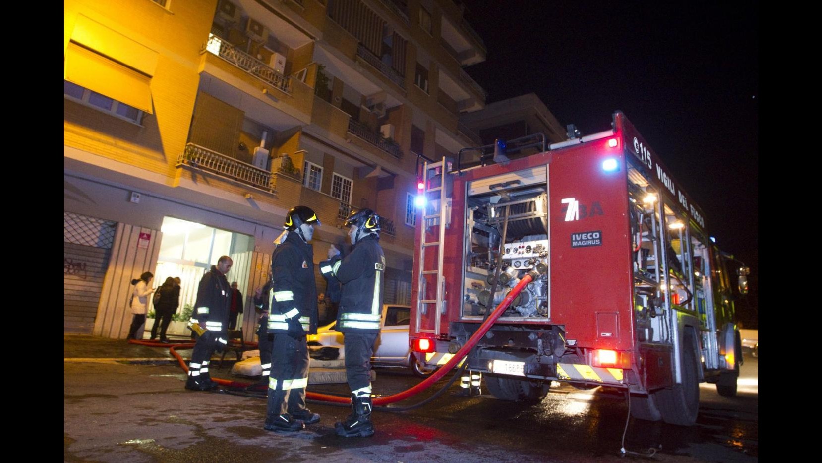 Torino, incendio in palazzina a Piossasco: morto un uomo