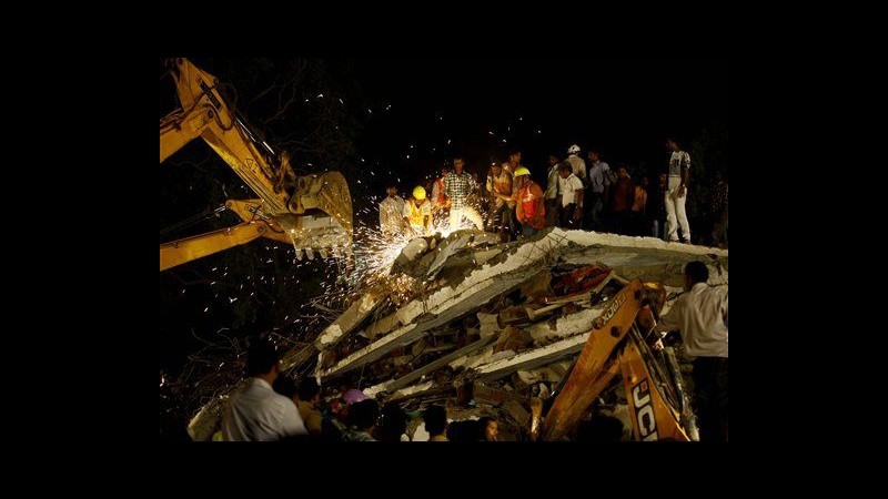 India, crolla palazzo abusivo in costruzione a Mumbai: 45 morti