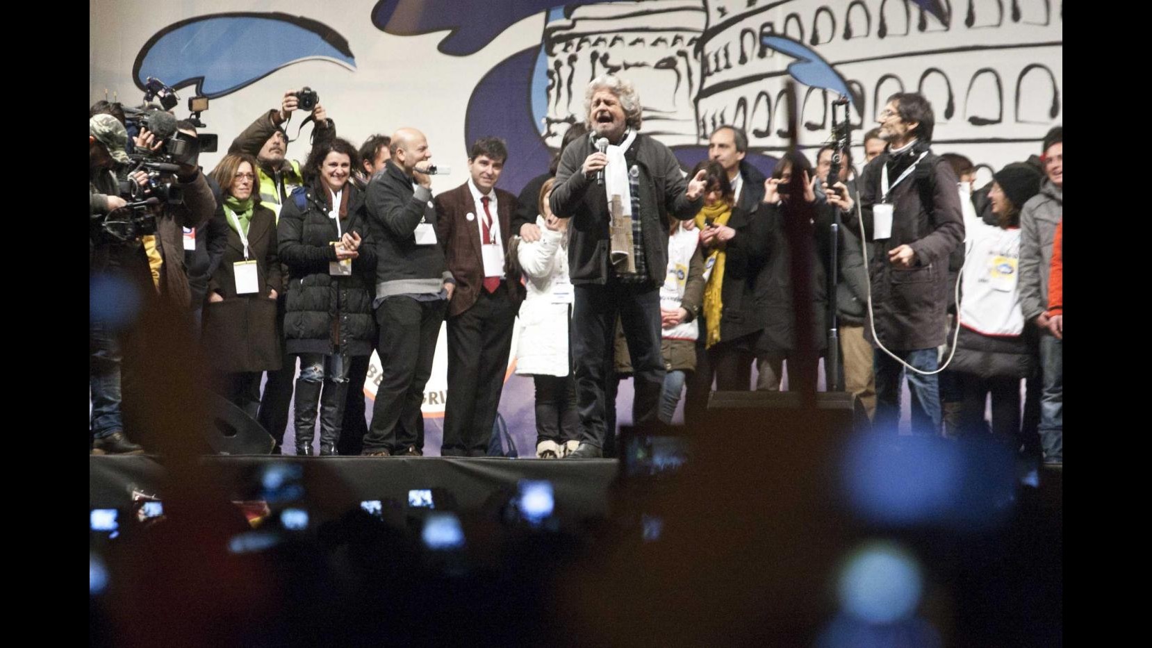 M5S, pullman per portare eletti a incontro con Grillo: meta a sorpresa