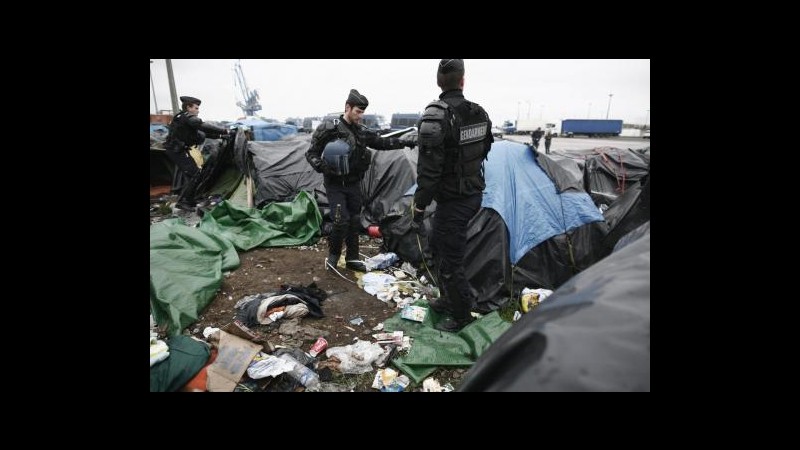 Francia, polizia sgombera campi di migranti a Calais