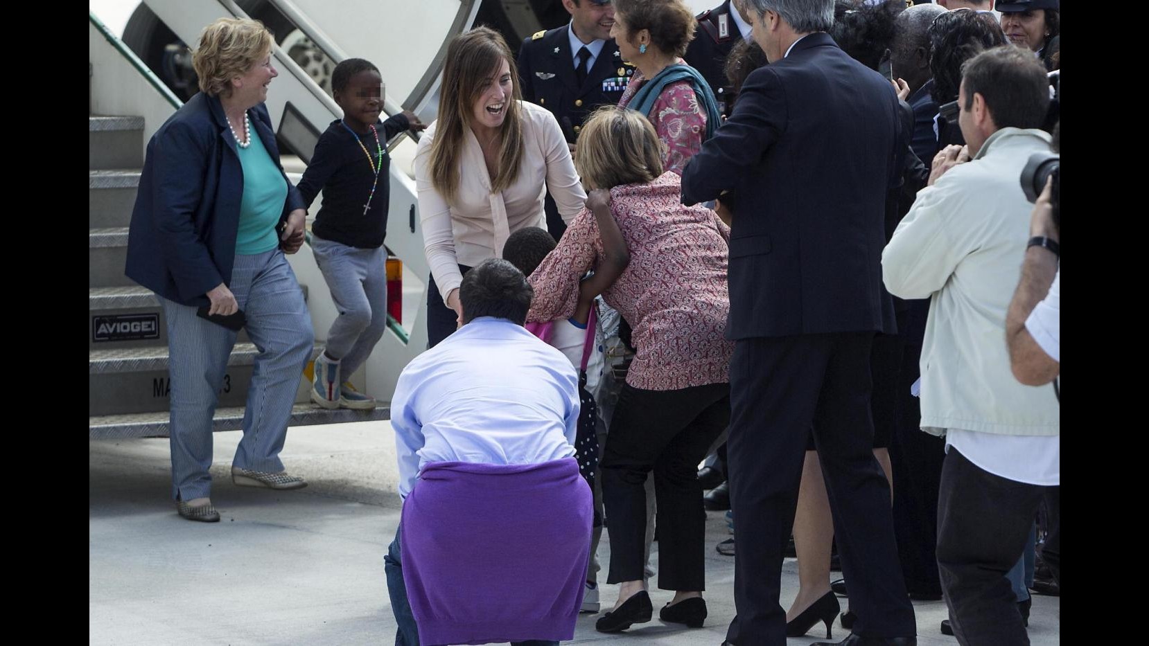 Aereo bambini adottati dal Congo arriva a Roma. Boschi: Grazie a tutti