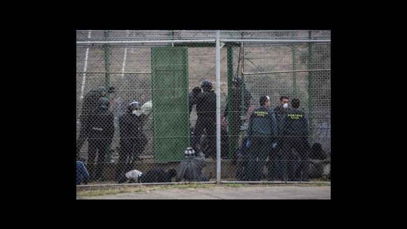 Spagna, 500 migranti africani superano barriere Melilla