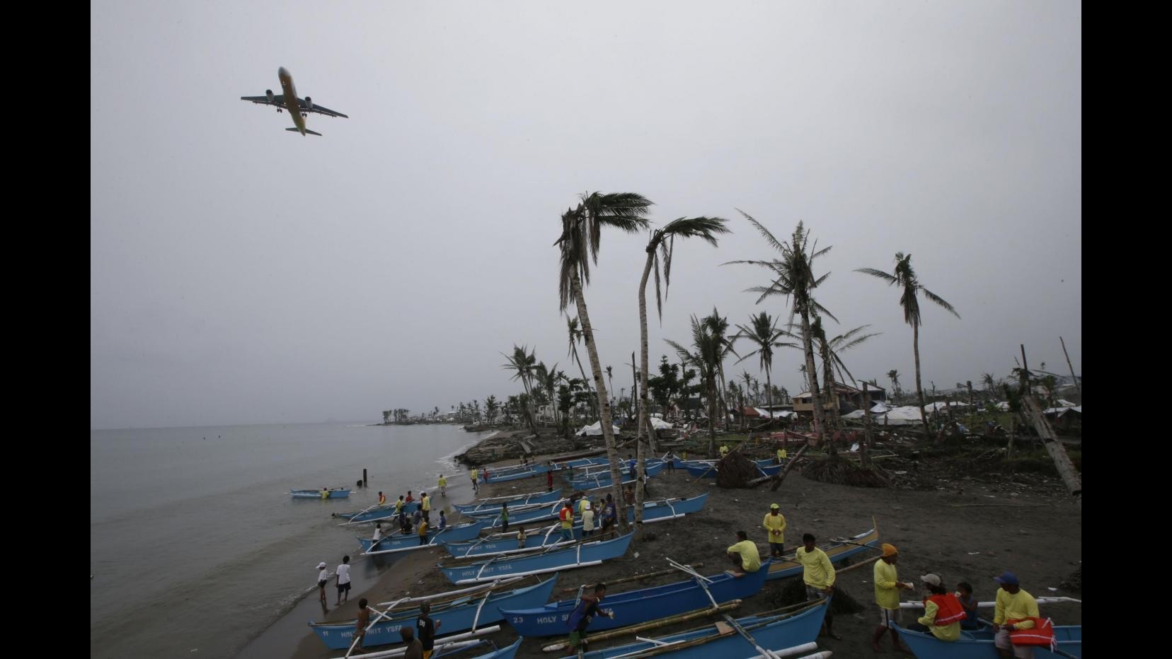Filippine, incendio in tendopoli per rifugiati tifone Haiyan: 6 morti