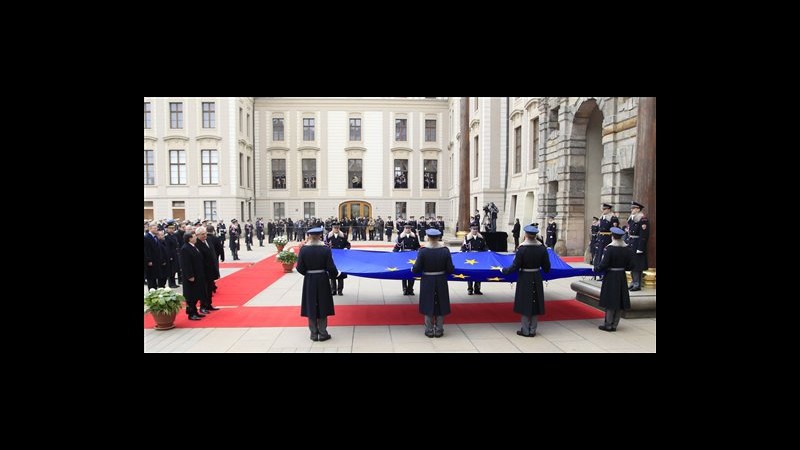 Bandiera Ue innalzata su castello Praga, presente anche Barroso