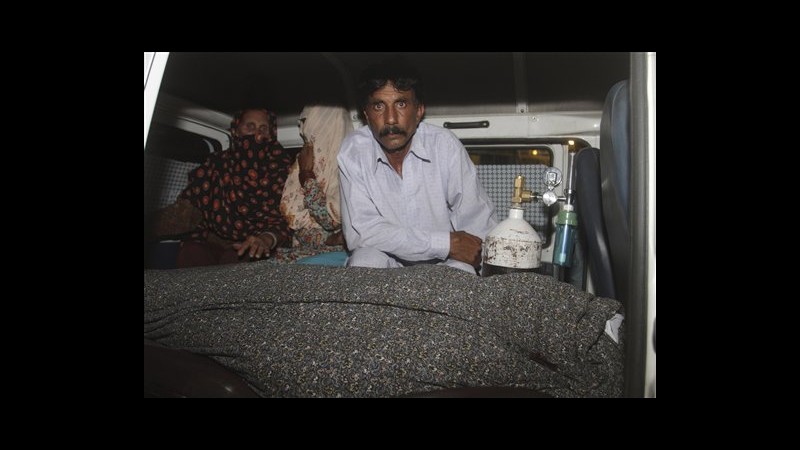 Pakistan, si sposa nonostante no della famiglia: lapidata davanti al marito