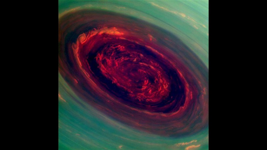 Spazio, sonda Cassini fotografa massiccio uragano su polo nord Saturno
