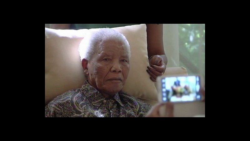 Sudafrica, Zuma: Mandela sta bene. Ma video lo mostra debole e assente