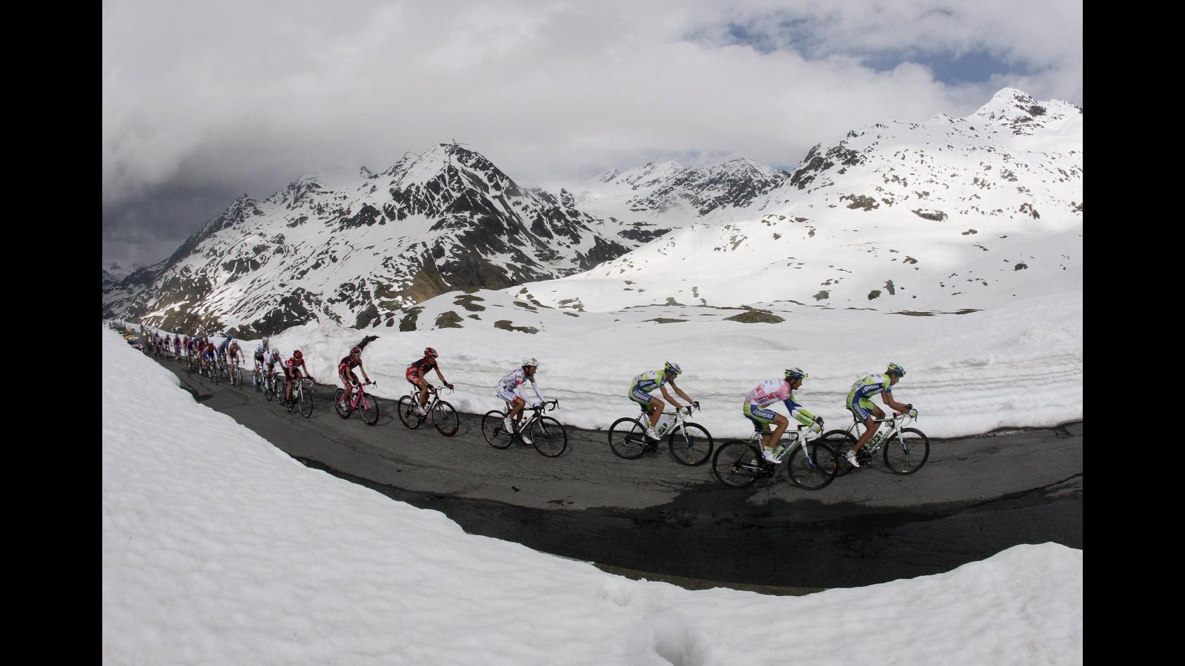 Ciclismo, Giro d’Italia, partita 16/a tappa, incognita Gavia e Stelvio
