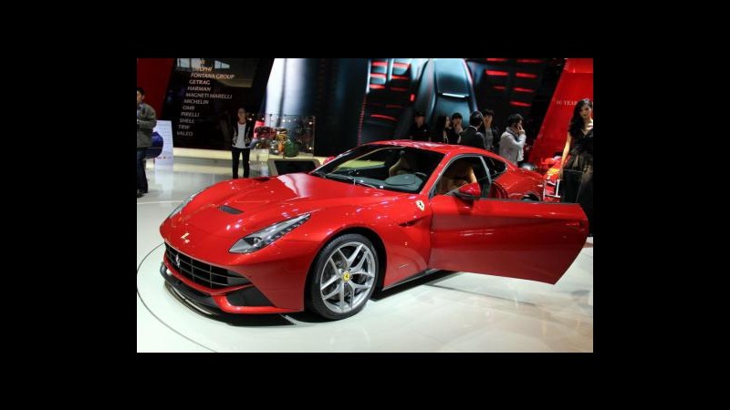 India, fa guidare Ferrari a figlio 9 anni e posta su YouTube: arrestato
