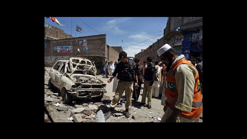 Pakistan, attacco suicida contro pattuglia polizia a Peshawar: 6 morti