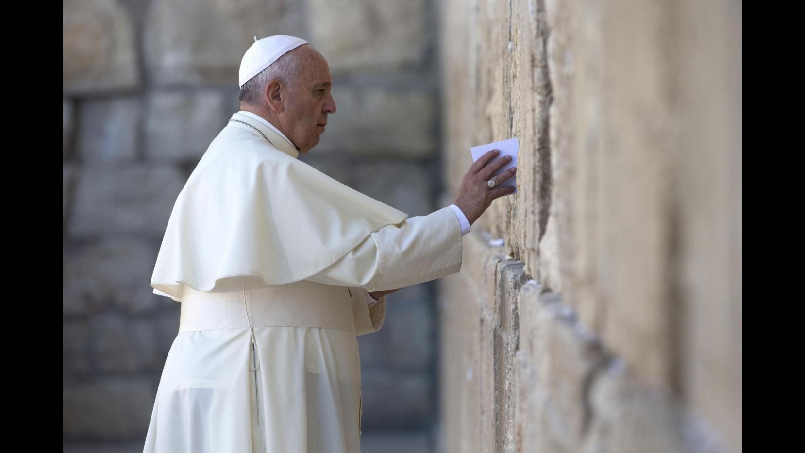 Terra Santa, Papa: Mai più mostruosità della Shoah.  Preghiera al muro del pianto