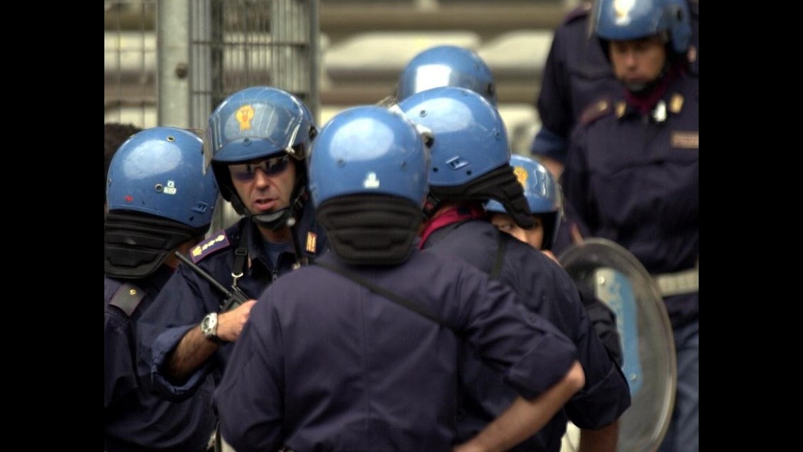Tensione derby Toro-Juve, scontri tifosi-polizia. Cinque arresti