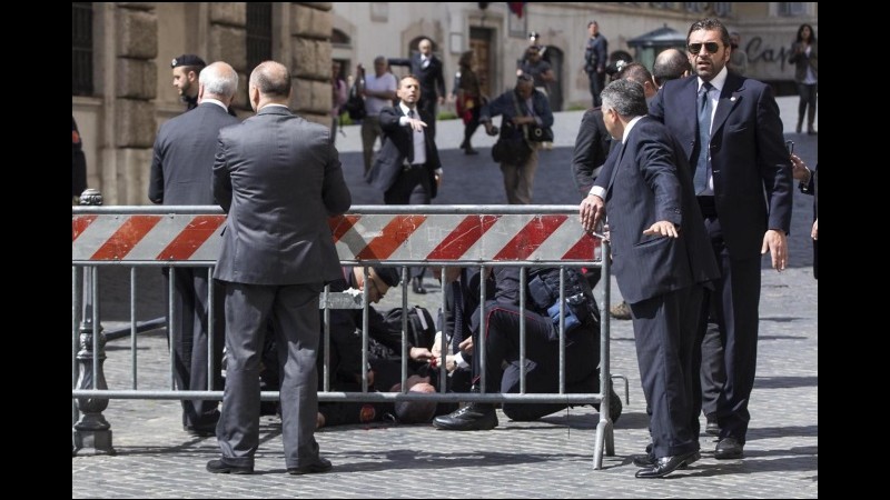 Sparatoria davanti Palazzo Chigi, feriti due carabinieri: preso attentatore