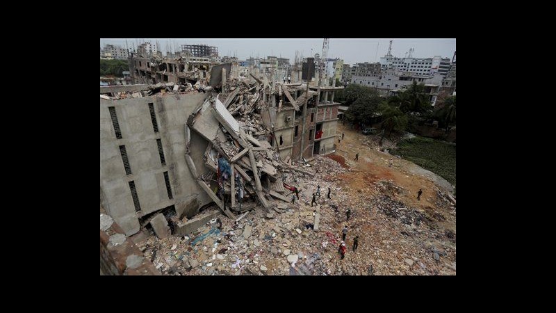 Bangladesh, salgono a 362 morti nel crollo, salvata oggi un’operaia